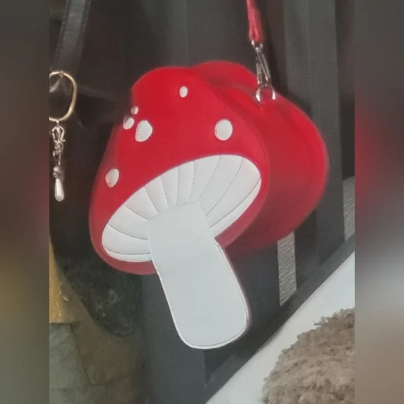 NWOT Mushroom purse. SUPER FUN WITH ANY OUTFIT AND OUTING! - Picture 2 of 3